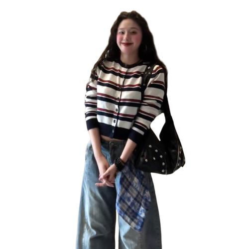 短款条纹开衫怎么搭配