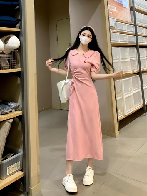 粉色a字连衣裙怎么搭配