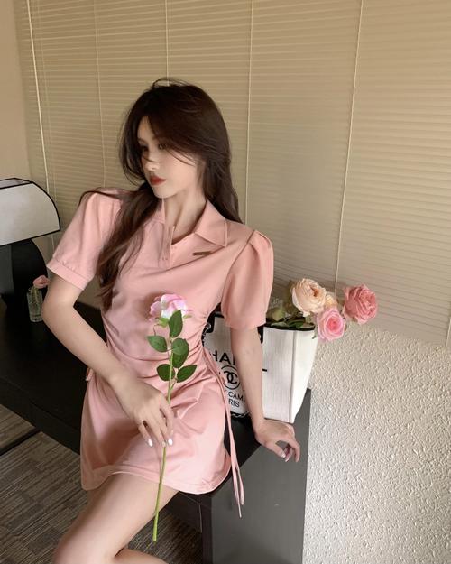 粉色a字连衣裙怎么搭配