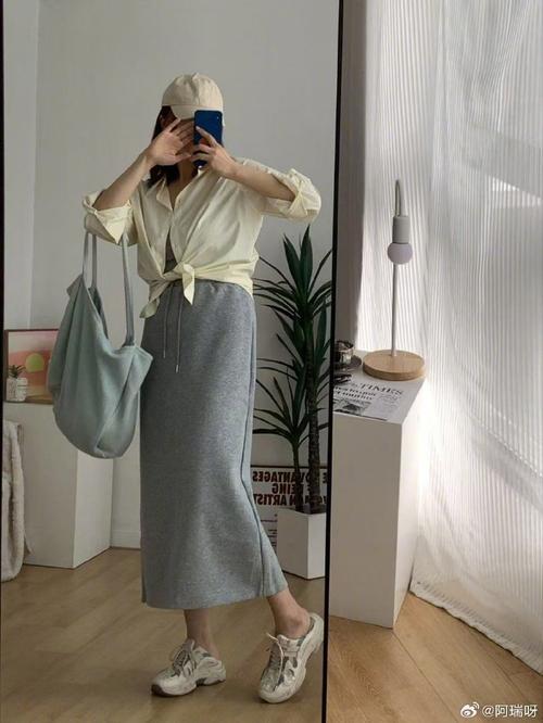 深灰裙子怎么搭配