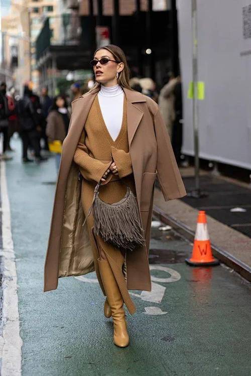 驼色长款大衣怎么搭配