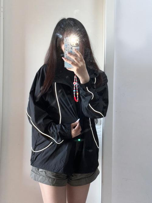 黑色长款防晒衣怎么搭配