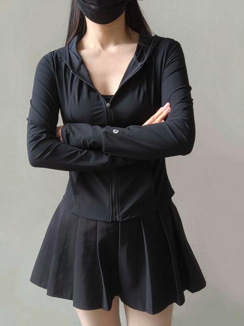 黑色长款防晒衣怎么搭配