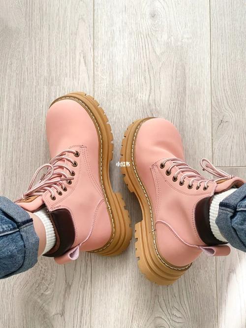 粉色马丁靴怎么搭配