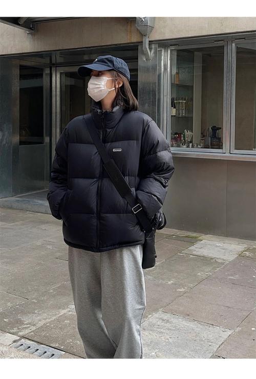 黑色短棉衣怎么搭配