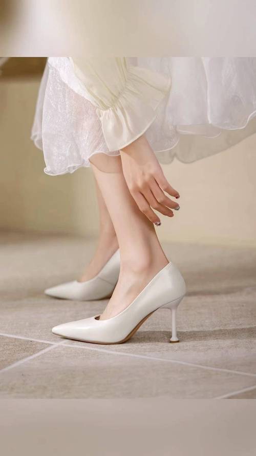 尖头高跟鞋怎么搭配衣服