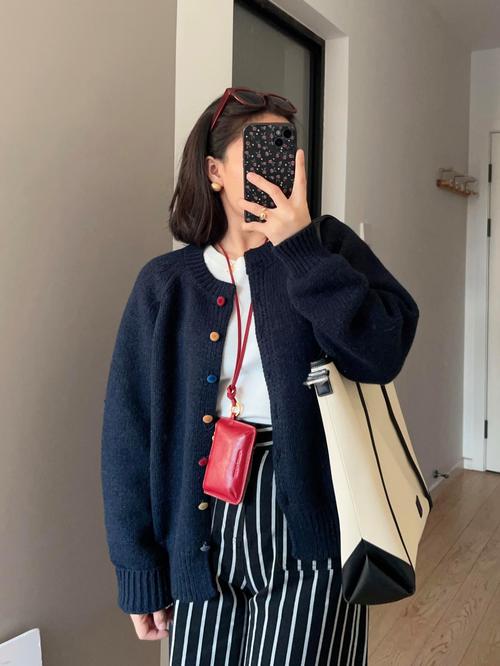 藏蓝色针织开衫怎么搭配