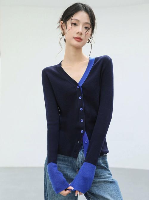 藏蓝色针织开衫怎么搭配