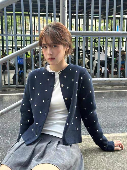 藏蓝色针织开衫怎么搭配