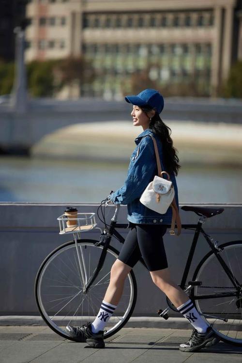 运动鞋怎么搭配时尚