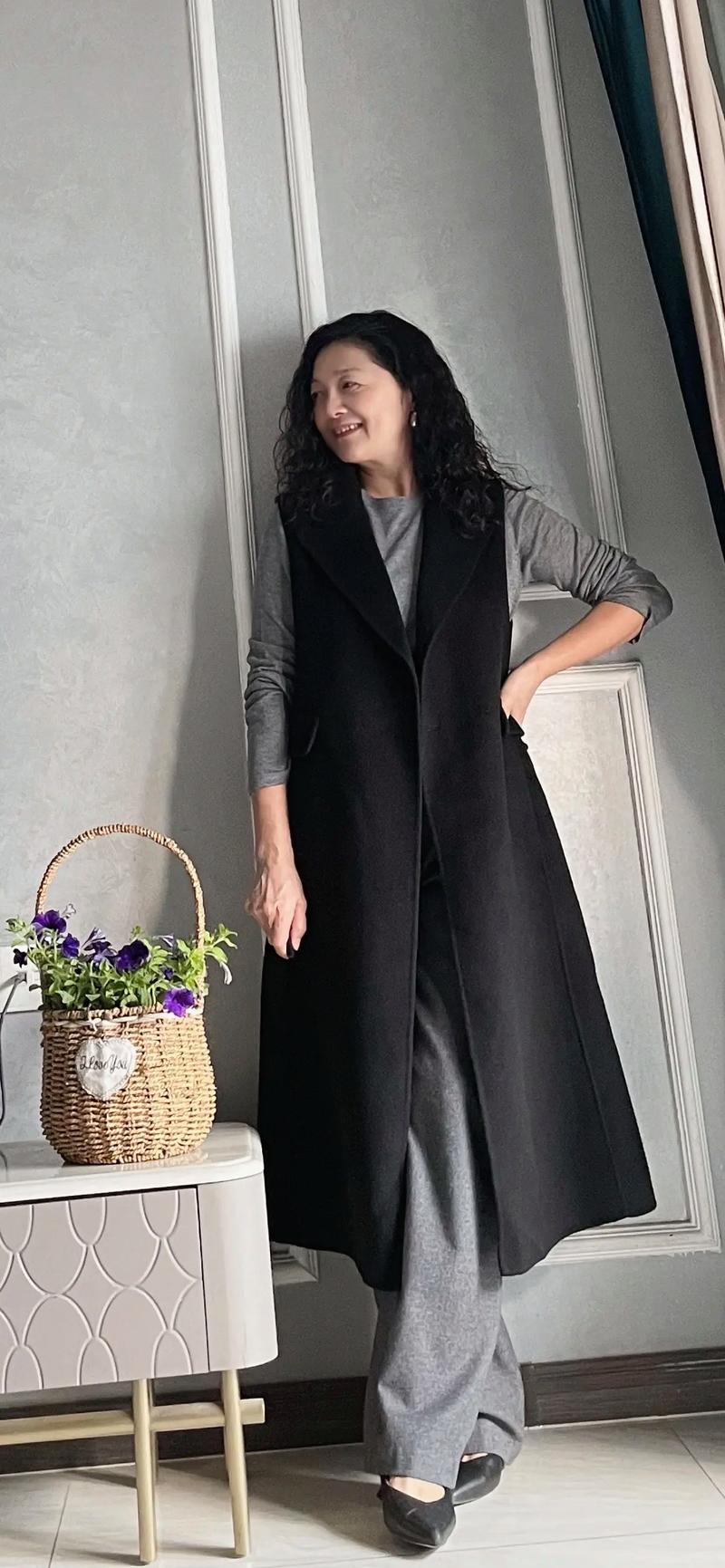 黑色马甲配什么内搭