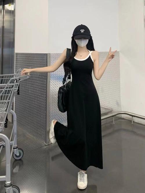 黑色吊带长裙怎么搭配