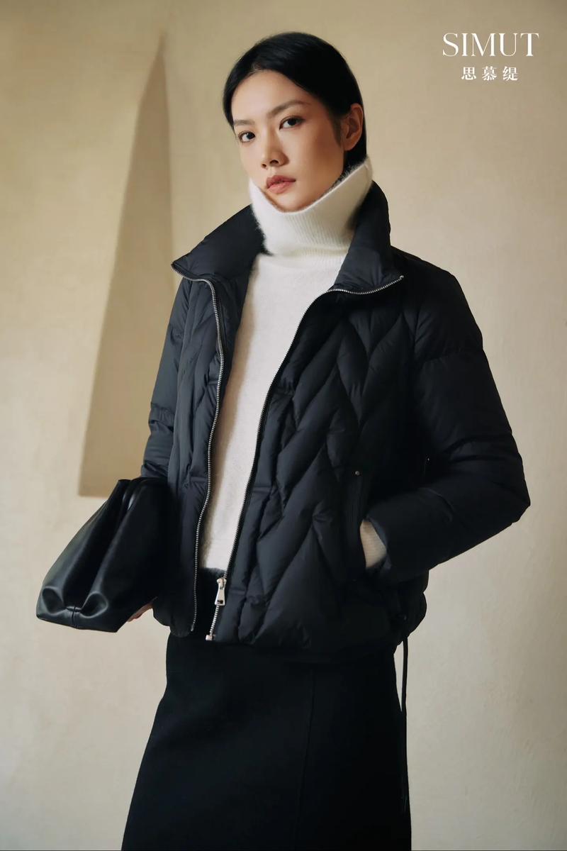 短款黑色羽绒棉服怎么搭配