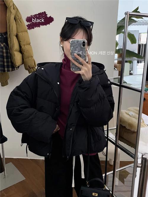短款黑色羽绒棉服怎么搭配