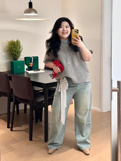 宽松牛仔裤女怎么搭配衣服图片欣赏