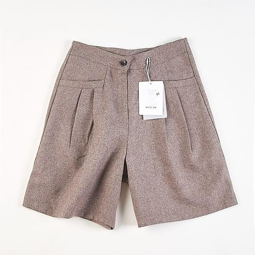 驼色短裤冬天怎么搭配图片女