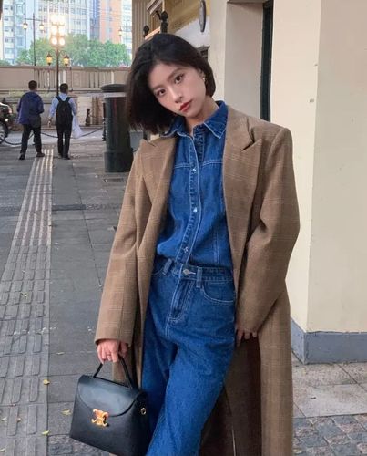 深蓝色厚外套怎么搭配什么裤子