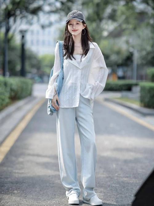 宽松牛仔裤女怎么搭配衣服图片