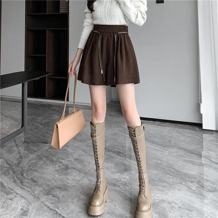 驼色短裤冬天怎么搭配图片