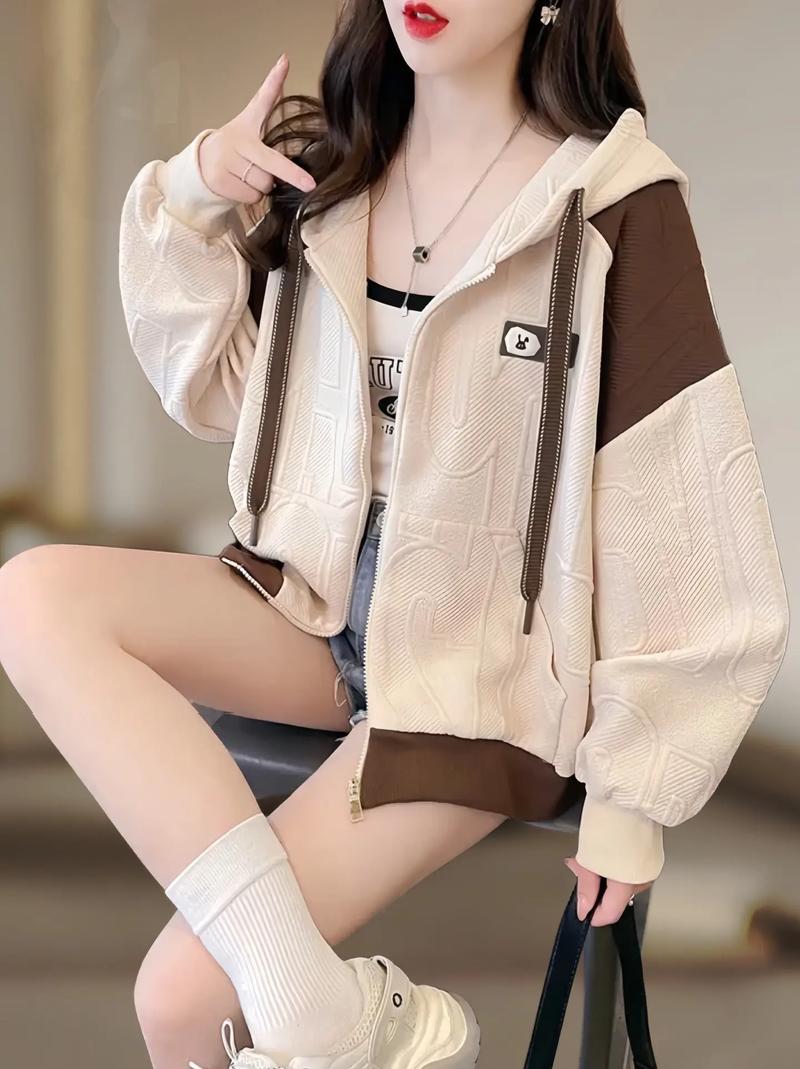 长款卫衣加短款外套怎么搭配图片女