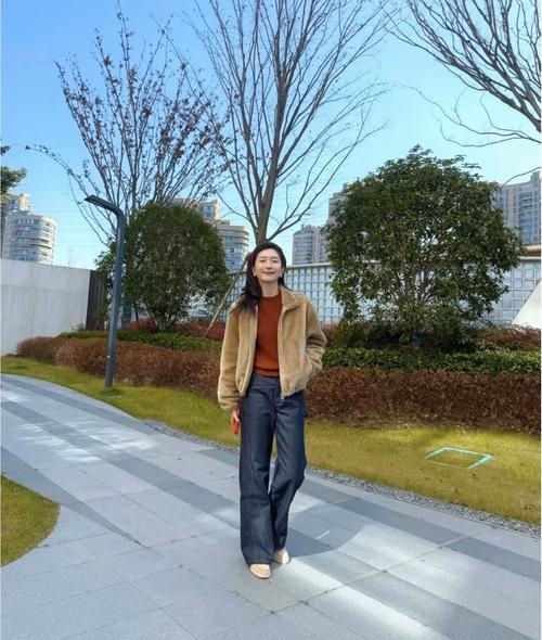 驼色短裤冬天怎么搭配