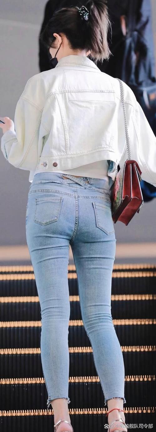 白色牛仔裤配什么鞋子