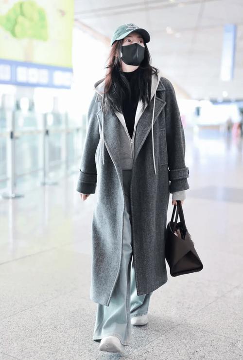 灰色的大衣和绿色的大衣怎么搭配