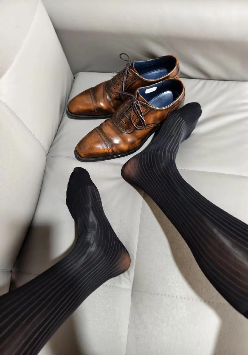 男士皮鞋配什么袜子