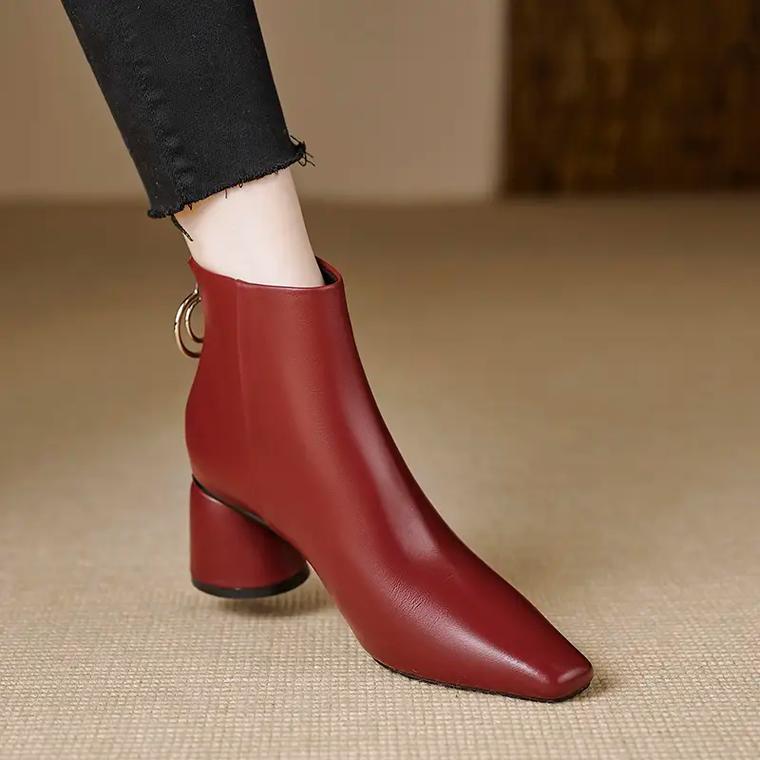 酒红高跟短靴怎么搭配什么裤子