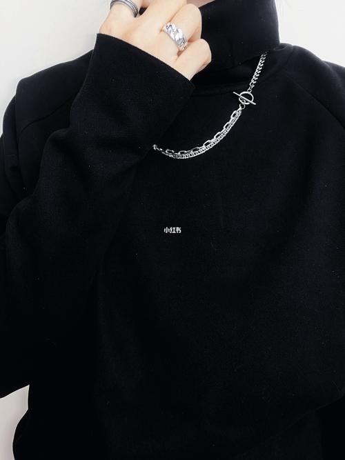 高领毛衣怎么搭配项链