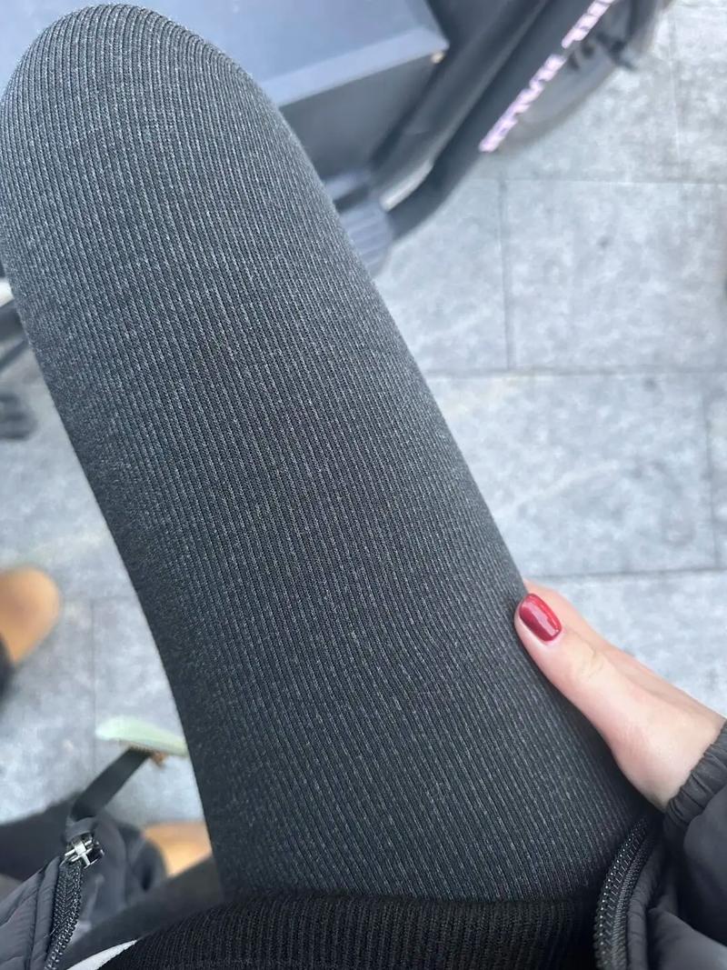 灰色的打底裤怎么搭配