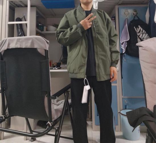 军绿外套鞋子怎么搭配