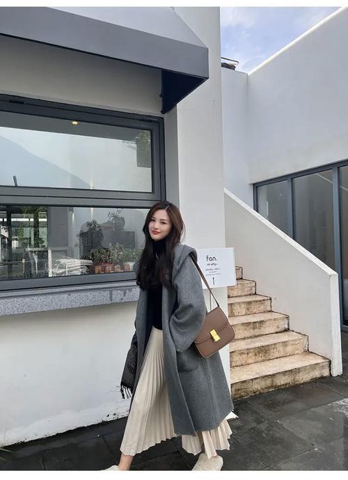 女连帽毛尼大衣怎么搭配
