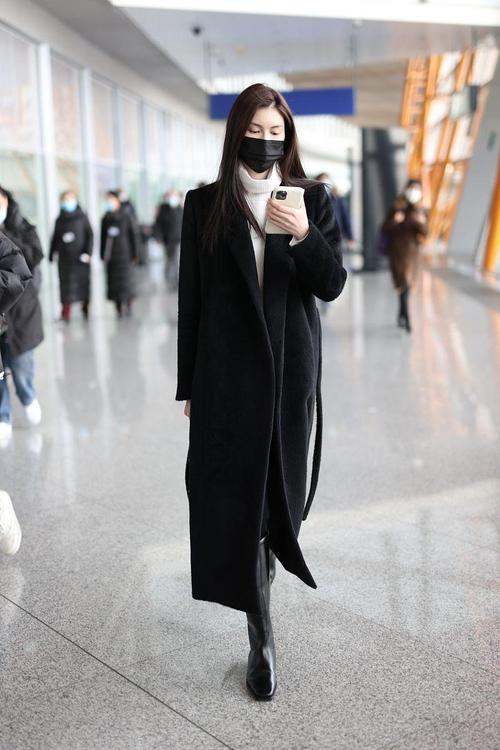 黑色大衣里面配什么