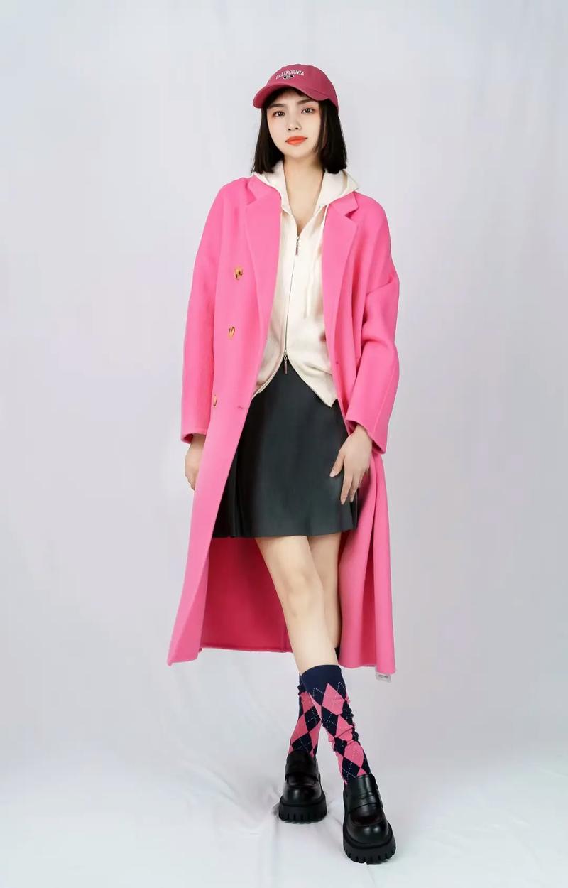 玫红呢子外套怎么搭配