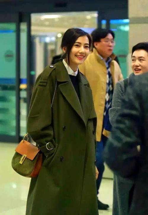 军绿色外套要怎么搭配