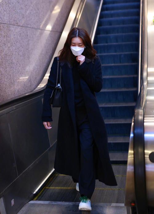 黑色棉衣中长款怎么搭配什么裤子