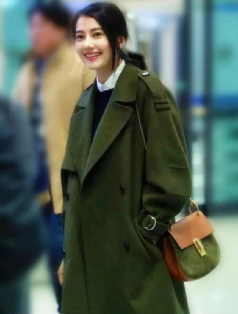 军绿色风衣怎么搭配打底衫