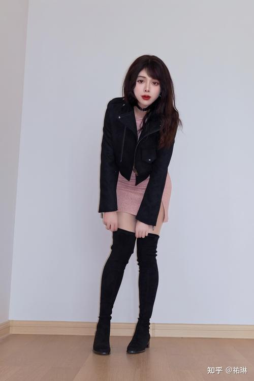 过膝长筒靴子怎么搭配