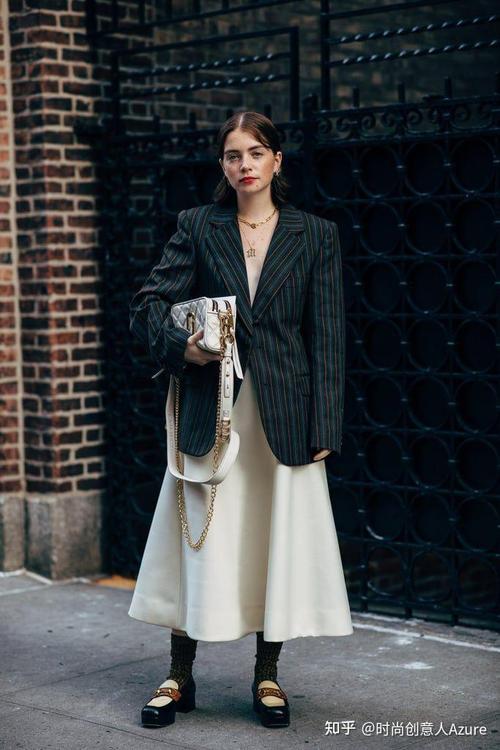 冬天小白鞋怎么搭配衣服