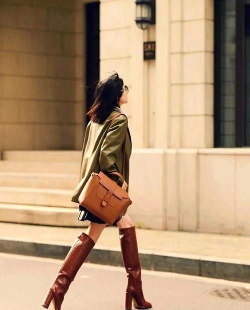 棕色靴子配什么裤子