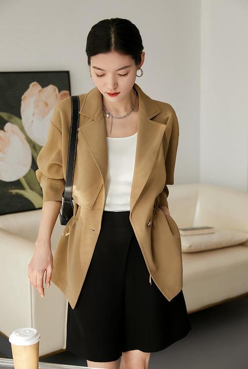 穿短风衣怎么搭配鞋子好看吗