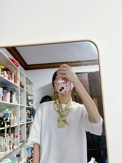穿T恤怎么搭配丝巾