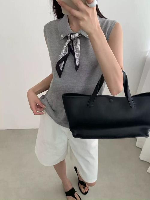 穿T恤怎么搭配丝巾