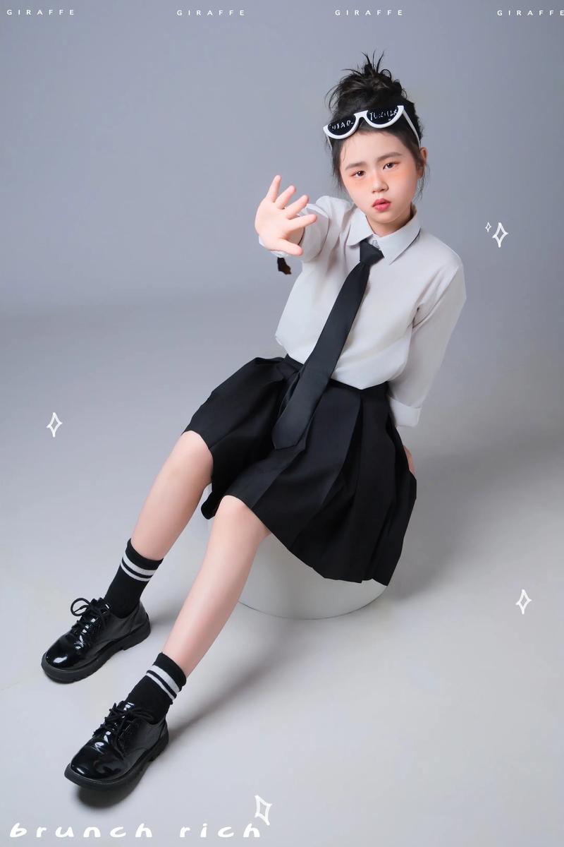 衬衫搭百褶裙怎么搭配图片