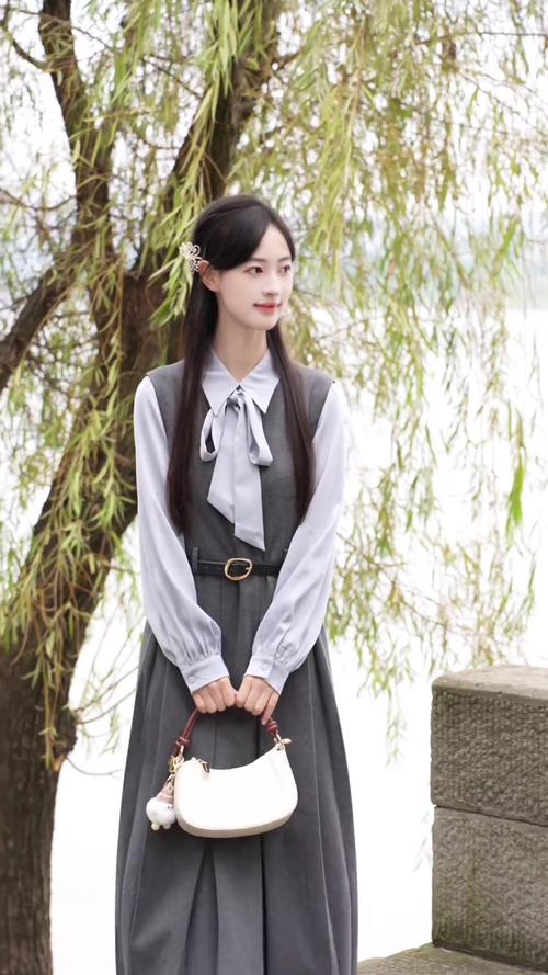 衬衫搭百褶裙怎么搭配图片