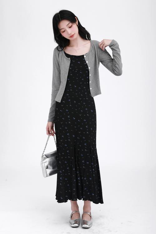 长袖长款碎花连衣裙怎么搭配什么外套