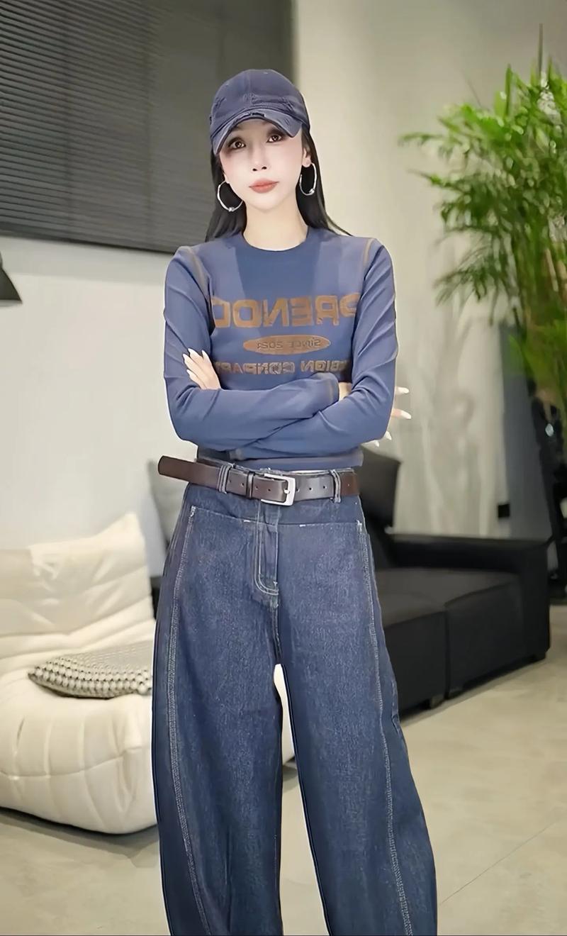 蓝t恤配什么颜色裤子