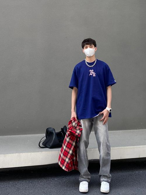 蓝t恤配什么颜色裤子