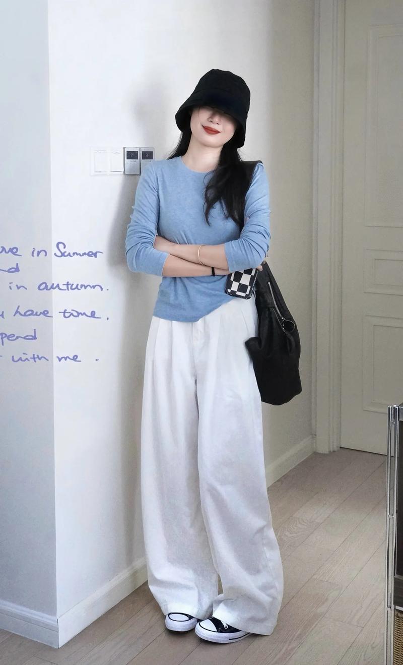 白色上衣配什么颜色的裤子